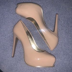 Nude size 7.5 SimplyVera Vera Wang High Heels